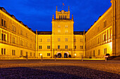 Coburg; Schloss Ehrenburg; Abendstimmung, Front zum Schlossplatz, Bayern, Deutschland