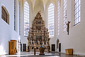 Coburg; Morizkirche, Chorraum mit Epitaph und Taufstein, Bayern, Deutschland