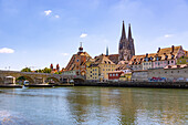 Regensburg; Donauufer; Steinerne Brücke; Brückturm, Salzstadl, Dom St. Peter, Bayern, Deutschland