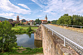 Vacha, Brücke der Einheit, Werrabrücke zwischen Hessen und Thüringen, Blick auf Burg Wendelstein und Stadtmauer