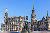Dresden, Theaterplatz mit katholischer Hofkirche, König-Johann-Denkmal und Dresdner Residenzschloss mit Hausmannsturm, Sachsen, Deutschland