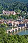 Heidelberg, Blick vom Philosophenweg auf die Altstadt mit Schloss, Heiliggeistkirche und Alter Brücke über den Neckar, Baden-Württemberg, Deutschland