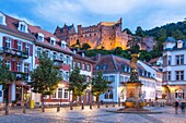 Heidelberg; Kornmarkt mit Madonna, Heidelberger Schloss, Baden-Württemberg, Deutschland