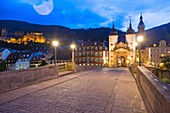 Heidelberg, Blick von Alter Brücke auf Brückentor, Altstadt, Heiliggeistkirche und Schloss, Baden-Württemberg, Deutschland
