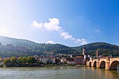 Heidelberg, Blick von den Nepomuk-Terrassen auf die Altstadt mit Schloss, Heiliggeistkirche und Alter Brücke über den Neckar, Baden-Württemberg, Deutschland