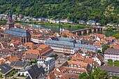 Heidelberg, Altstadt mit Kornmarkt, Heiliggeistkirche und Alter Brücke über den Neckar von der Bahnstation Molkenkur, Baden-Württemberg, Deutschland
