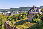 Marburg an der Lahn, Landgrafenschloss, Hexenturm im Schlosspark, Blick auf Unterstadt und Elisabethkirche, Hessen, Deutschland