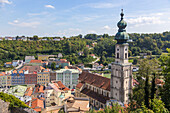 Burghausen, Stadtblick von der Burg auf Stadtplatz und Pfarrkirche St. Jakob, Bayern, Deutschland