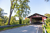 Rott, Holzbrücke über die Rott bei Neuhaus am Inn, Bayern, Deutschland