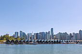 Vancouver, Coal Harbour mit Bootshäusern, Skyline von Stanley Park, British Columbia, Kanada