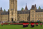 Ottawa, Parliament Hill; Centre Block; Changing of the Guards, Ontario, Kanada