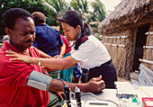 Freiwilliger Arzt, der Patienten auf medizinischer Mission in Fidschi behandelt