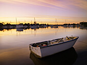 Boot verankert in der Mündung bei Sonnenuntergang