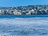 Meeresverschmutzung, Tintenfischschaum, der von Tintenfisch-Fischerbooten freigesetzt wird, Monterey Bay, Monterey Bay National Marine Reserve, Pazifischer Ozean, Kalifornien