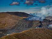 Luftfoto, Hubschrauber landen auf dem Observation Hill in der Nähe des Fagradalsfjall-Kraters, Vulkanausbruch bei Geldingadalir, Island