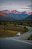 Busfahren durch Alaska, Denali-Nationalpark bei Sonnenuntergang, Vanlife