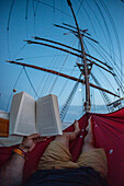 Lesen in einer Hängematte auf einem Segelboot