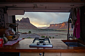 Blick aus dem Fenster eines Wohnmobils auf den Sonnenuntergang, Indian Creek Utah