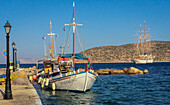 Boote am Kai in Griechenland.