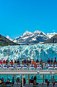 Ein Kreuzfahrtschiff besucht den Margerie-Gletscher im Glacier-Bay-Nationalpark