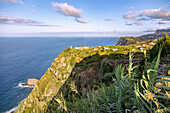 Farol de Sao Jorge, Nordküste; Ausblick von Miradouro da Vigia, portugiesische Insel Madeira, Portugal