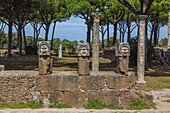 Rom, Ostia Antica, Anfiteatro, Theatermasken, einstige Bauornamentik des Theaters, Latium, Italien