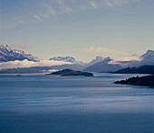 Lake Wakatipu und schneebedeckte Berge im Hintergrund