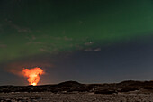 Halbinsel Reykjanes, Island - 31. März 2021: Geldingadalir-Ausbruch und Nordlichter