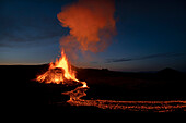 Halbinsel Reykjanes, Island - 4. Mai 2021: Geldingadalir-Ausbruch und Lava in der Abenddämmerung mit einer Rauchfahne