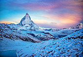 Zermatt, Matterhorn an einem verschneiten Morgen bei Sonnenaufgang