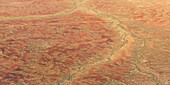 Zentrale südaustralische Luftlandschaft, die direkt auf die Trockene Landschaft von Zentral-Südaustralien blickt. Luftaufnahmen über der Painted Desert, den Dry Creek Beds und dem Buschland