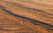 Abstrakte Vogelperspektive einer trockenen, trockenen Landschaft aus dem zentralen Südaustralien. Luftaufnahmen über der Painted Desert, den Dry Creek Beds und dem Buschland