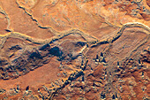 Trockene Landschaft in Zentral-Südaustralien. Luftaufnahmen über der Painted Desert, den Dry Creek Beds und dem Buschland