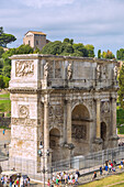 Rom, Konstantinsbogen Nordseite, Blick durch Arkadenbogen des Kolosseums, Latium, Italien