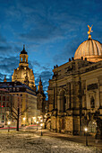 Illuminated Kunsthalle in the Lipsiusbau at Georg Treu Platz with the Frauenkirche Dresden at night, Saxony, Germany