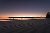 Sonnenuntergang am Strand auf Meares Island bei Tofino, Vancouver Island, British Columbia, Kanada
