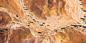 Abstrakte Luftaufnahme einer trockenen Landschaft im zentralen Südaustralien. Luftaufnahmen über die Painted Desert, Dry Creek Beds und Buschland