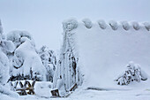Ein Holzschuppen im finnischen Lappland, der nach einem Schneesturm mit Schnee bedeckt ist, Winterszene