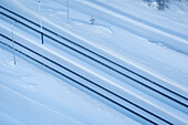 Winter Straßen und Spuren im Schnee nach Blizzard, Kuusamo Finnisch-Lappland