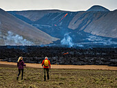 Einheimische Isländer besuchen die Lavaströme des Vulkans Fagradalsfjall, Island