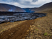 Straße wird von frischer Lava aus dem Vulkan Fagradalsfjall, Island, bedeckt