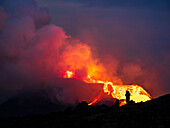 Fotograf und glühende Lava in der Dämmerung, Vulkan Fagradalsfjall vom Observation Hill, Island
