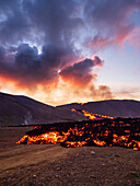 Glühender Lavastrom bei Sonnenuntergang, Vulkanausbruch des Fagradalsfjall bei Geldingadalir, Island