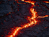 Risse im Lavastrom und glühendes Magma, Vulkan Fagradalsfjall, Island