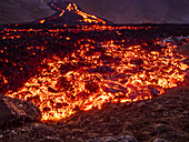Glühender Lavastrom beim Vulkanausbruch des Fagradalsfjall in Geldingadalir, Island