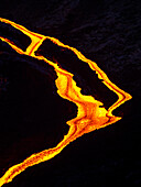 Glühende Lavakaskaden vom Vulkanausbruch des Fagradalsfjall bei Geldingadalir, Island