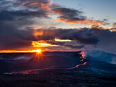 Wolken und glühender Lavastrom, Vulkanausbruch des Fagradalsfjall bei Sonnenuntergang, Island
