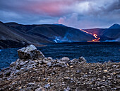 Lava breitet sich über die Landschaft um den Vulkan Fagradalsfjall aus, Vulkanausbruch bei Geldingadalir, Island