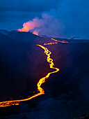 Glühender Magmastrom beim Vulkanausbruch des Fagradalsfjall in Geldingadalir, Island
