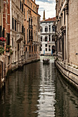 Kleiner Kanal mit Boot in Venedig, Venetien Italien